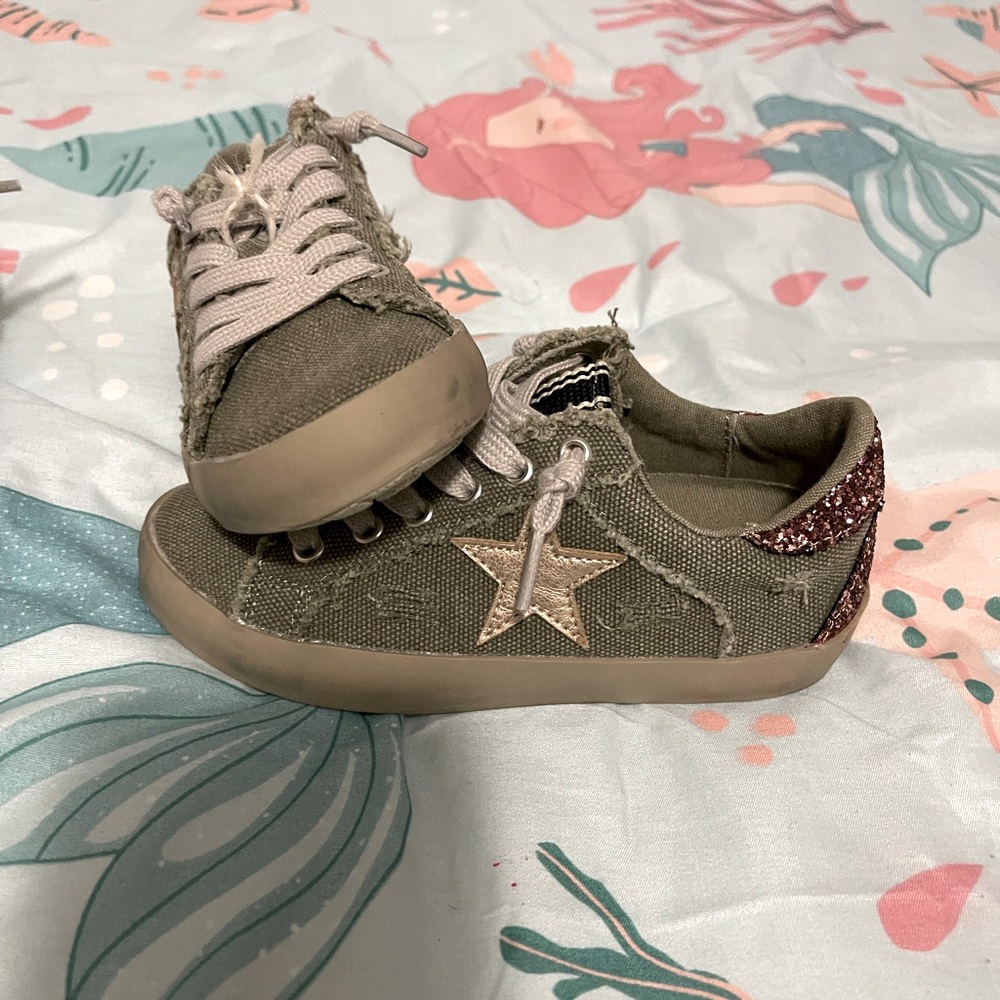 New toddler olive green/gold sneakers